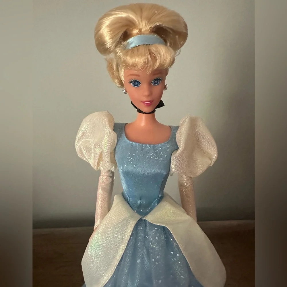 Vtg. Disney Sparkle Eyes Cinderella Barbie, 1995